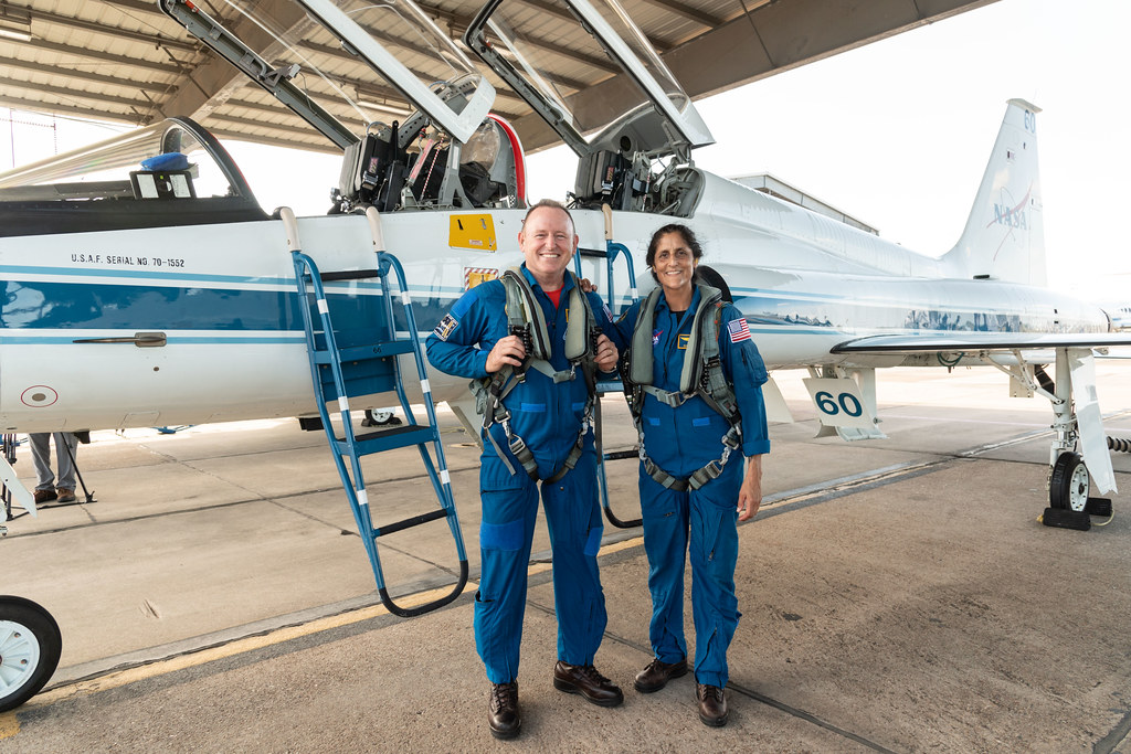 astronautas (Wilmore e Williams) em pé posando para foto da Nasa