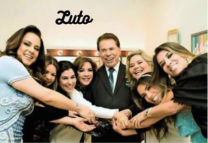 Familia de Silvio Santos reunida todos de mãos dadas com o silvio ao centro da imagem. e uma palavra a cima deles escrito LUTO.